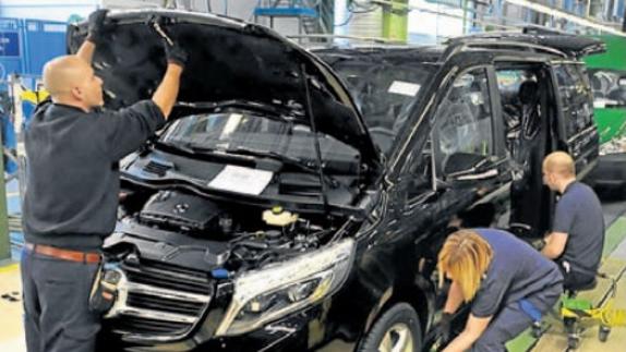Operarios trabajan en la cadena de montaje de Mercedes.