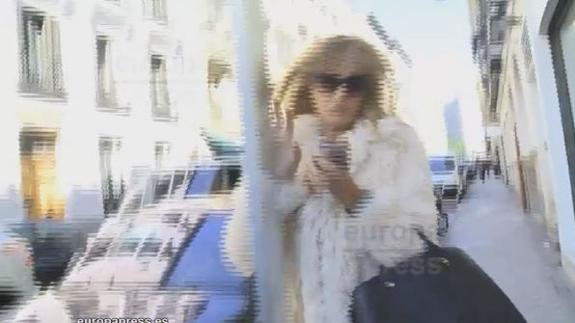 Embarazoso momento de Alba Carrillo ante las cámaras tras chocar con una señal