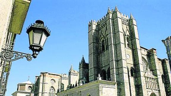 Ávila abre la serie.