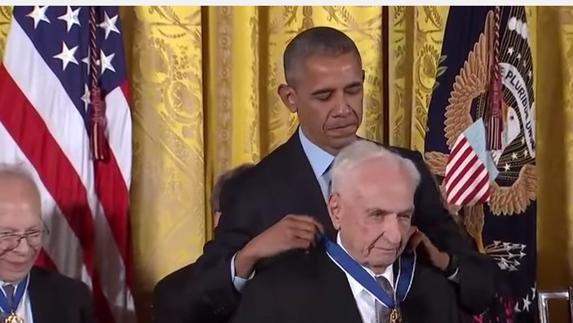Barack Obama impone la Medalla Presidencial a Frank Gehry. 