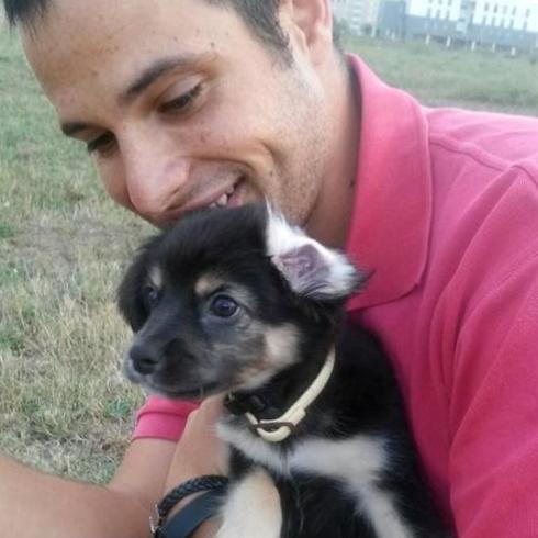 Asier López de Munain, con Flecha, su querido cachorro envenenado el pasado septiembre