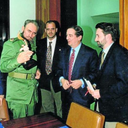 Fidel Castro, junto con Joseba Egibar, Iñaki Anasagasti y Josu Jon Imaz. 