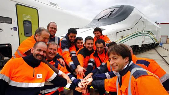 El director de Talgo en Rivabellosa (derecha) celebra la adjudicación con un grupo de trabajadores.