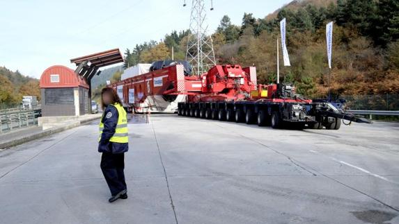 El megaconvoy transporta una gigantesca pieza de un aerogenerador japonés
