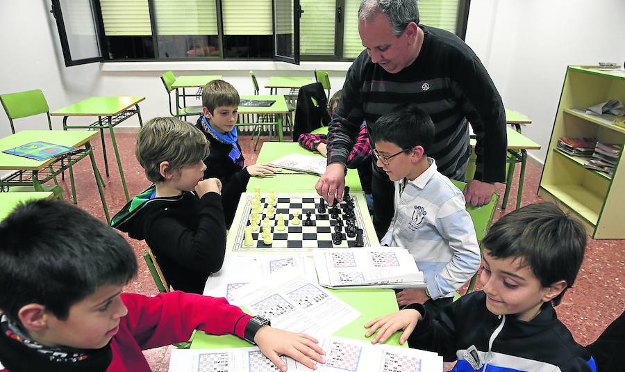 Escolares aprenden el juego en un curso de la Federación Riojana.
