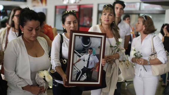 Familiares del tripulante boliviano fallecido Fernando Ovar Goytia.