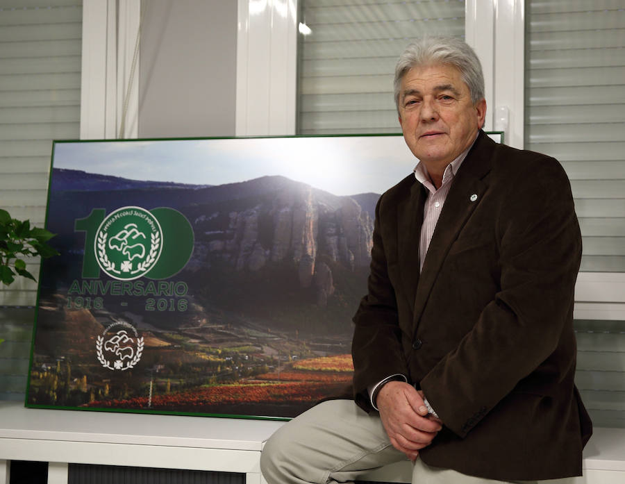 El presidente del Colegio, Julián Somalo, posa junto a un cartel conmemorativo del centenario de la asociación.