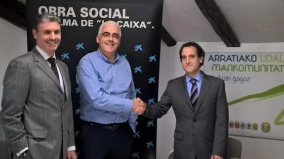 Firma del acuerdo entre la Mancomunidad de Arratia y La Caixa.