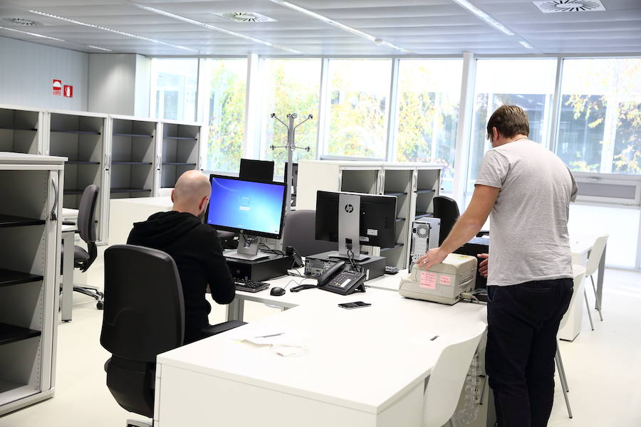 Varios técnicos preparan los ordenadores de la zona de Registro Civil.