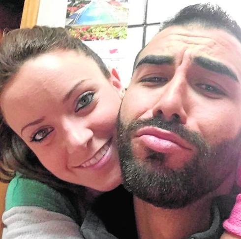 Zaira abraza a su novio, Andrés, que permanece en la UCI.