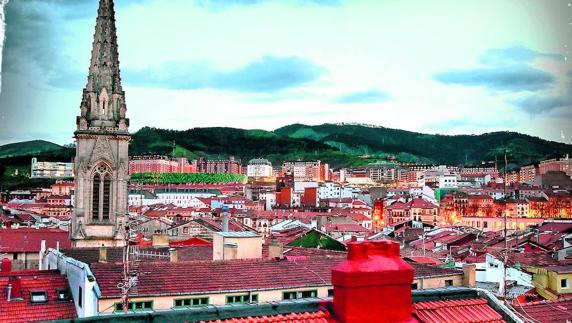 El campanario de la catedral de Santiago sobresale en Bilbao, que cuenta con 7.027 edificios antiguos.