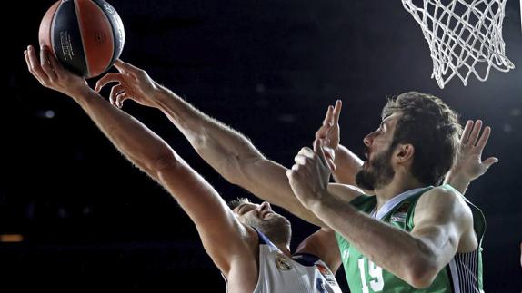 Felipe Reyes trata de encestar ante la oposición de Furkan Aldemir. 