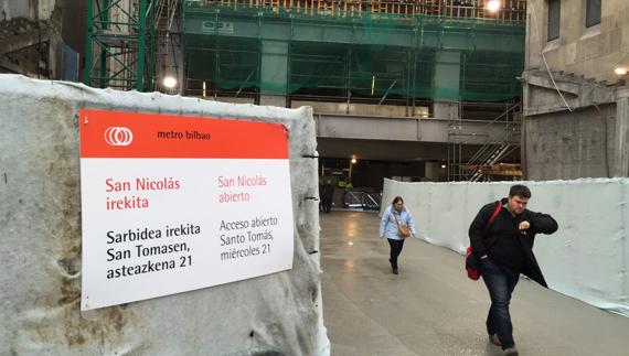 La entrada al metro de San Nicolás, reabierta este miércoles. .
