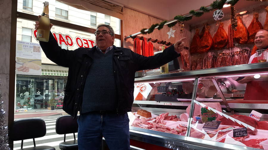 Un agraciado con el tercer premio exterioriza su alegría en la Carnicería Mateo de Calahorra. 