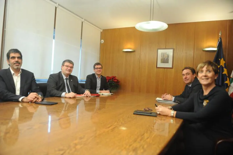 Tapia, con los alcaldes de las tres capitales vascas.