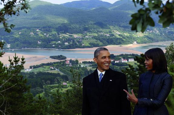 Barack y Michelle Obama ya han empezado a 'buscar' casita en Urdaibai.