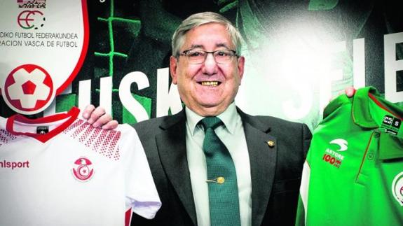 Luis María Elustondo sostiene las camisetas de Túnez y Euskal Selekzioa durante el acto de la presentación del partido.