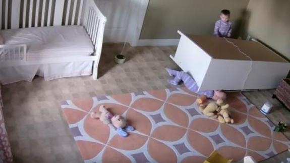 Un niño de dos años salva a su hermano gemelo de morir atrapado por una cómoda
