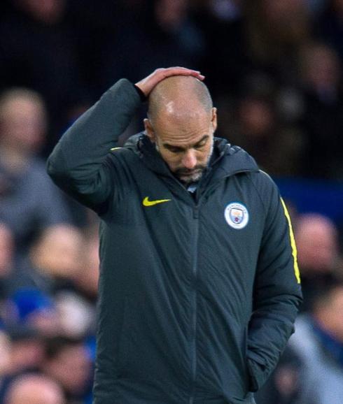 Pep Guardiola lamenta la derrota.