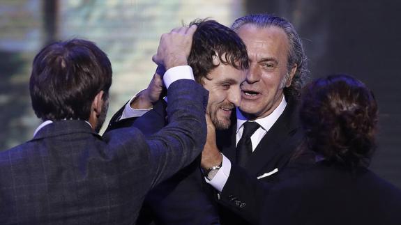 José Coronado felicita al director y actor Raúl Arévalo, que ha triunfado en Sevilla con su primer largo, 'Tarde para la ira'.