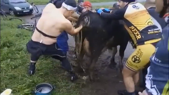 Faraldo asiste a la vaca con sus amigos como apoyo. 