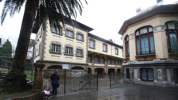 El colegio ocupa un inmueble propiedad de la Fundación Miranda. 