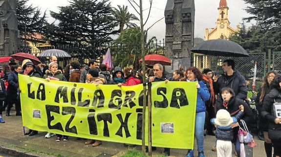 Concentración de padres y profesores contra el cierrede La Milagrosa. 