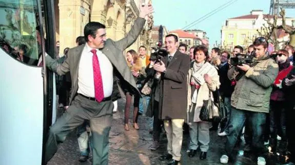 Patxi López, a punto de coger el autobús con el que cerró la campaña electoral de 2009.