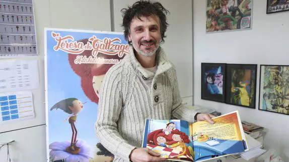 Ricardo Ramón, con el cartel 'Teresa eta Galtzagorri' y uno de los libros que tienen a la pequeña como protagonista.