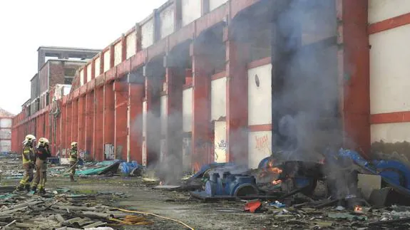La vieja fábrica de Babcock en Trapagaran vuelve a arder en llamas