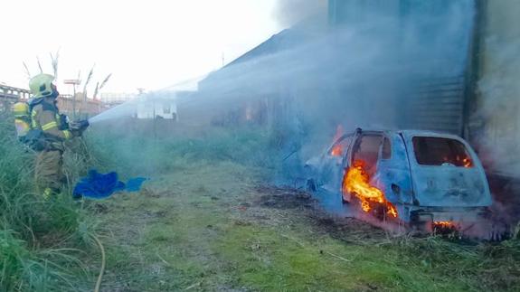 Sofocado el incendio de un coche en un desguace de Trapagaran