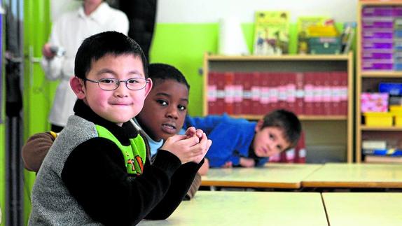 Veinte centros vitorianos tienen en sus aulas más de un 30% de niños de origen extranjero. 