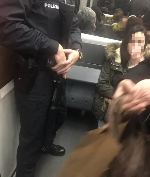 Un ertzaina con una escopeta en un vagón del metro. 