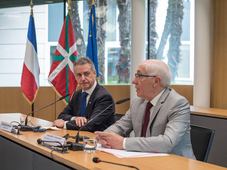 Encuentro en Baiona entre el lehendakari y el nuevo presidente de la Mancomunidad de Iparralde, Jean René Etchegaray. 