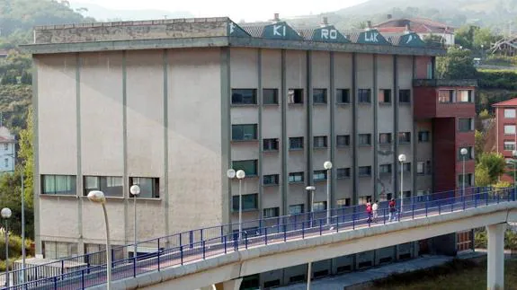 El edificio 'Kirolak' lleva cerrado más de 15 años.