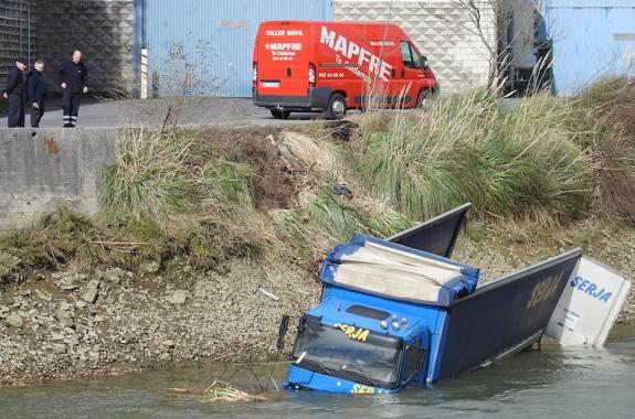 Un camión cae al río en Lutxana