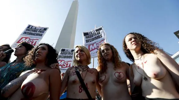 Mujeres argentinas muestran sus pechos para exigir la legalización del topless