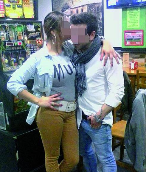 Los dos detenidos, E. M. R. y M. A. B. P., en una foto reciente en un bar de Gijón. 