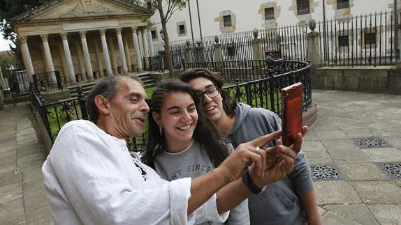 Un grupo de turistas se hace un ‘selfie’ en la Casa de Juntas.