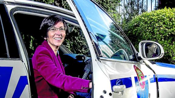 La consejera de Seguridad, Estefanía Beltrán de Heredia, posa en un coche de la Ertzaintza al término de la entrevista.