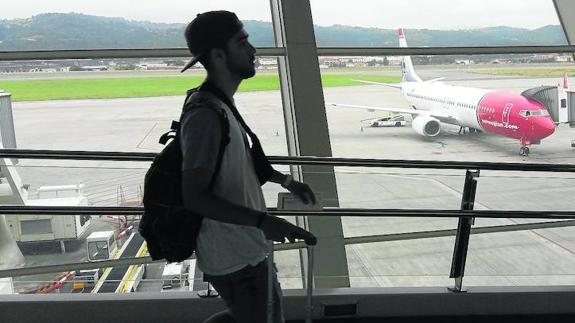 Usuarios del aeropuerto de Bilbao se disponen a tomar un vuelo de Norwegian.