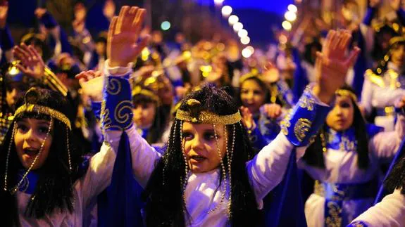 Una niña disfruta de uno de los desfiles de Carnaval. 