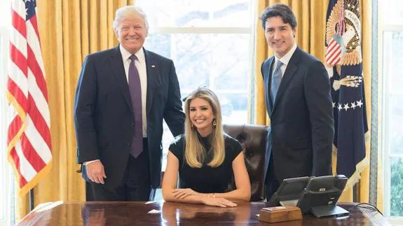 Ivanka Trump, entre su padre y el primer ministro canadiense Justin Trudeau.