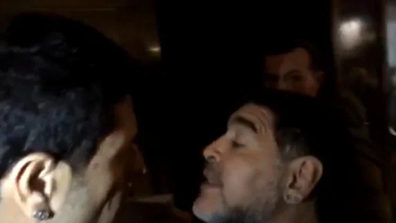 Maradona, durante su rifirrafe con el periodista. ATLAS
