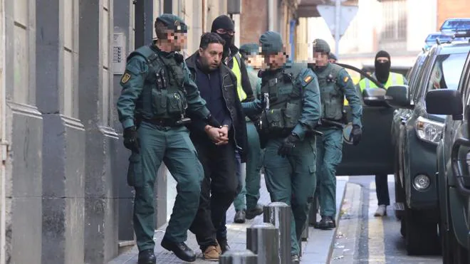 Agentes de la Guardia Civil salen de la vivienda, ubicada en la calle General Castillo, con el detenido.