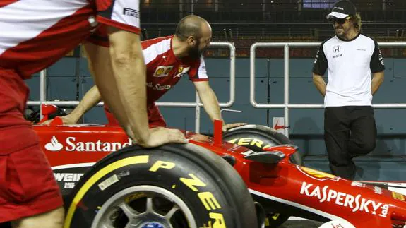 Alonso, con sus mecánicos. 