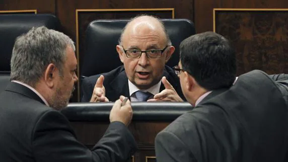 El ministro de Hacienda, Cristóbal Montoro, conversa con los diputados del PNV, Pedro Azpiazu y Aitor Esteban, en una imagen de archivo.