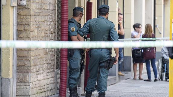 La Guardia Civil registra un piso en Bilbao.