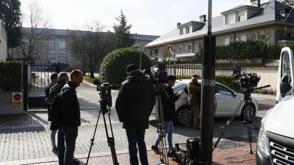 Cámaras de televisión apostados a la puerta de la casa de la madre de Iñaki Urdangarín, en Vitoria. 