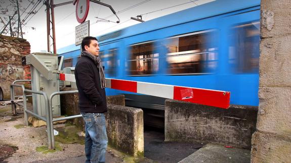 Las vías tienen al barrio encajonado.